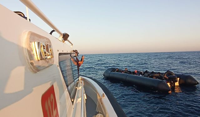 Karaburun açıklarında düzensiz göçmen operasyonu: Lastik bottaki 34 kişi yakalandı!