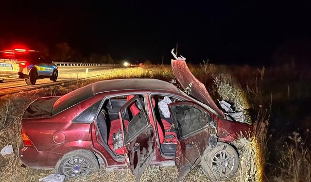 İzmir-Ankara karayolunda can pazarı: Şarampole uçan otomobilde 2'si ağır 3 kişi yaralandı!