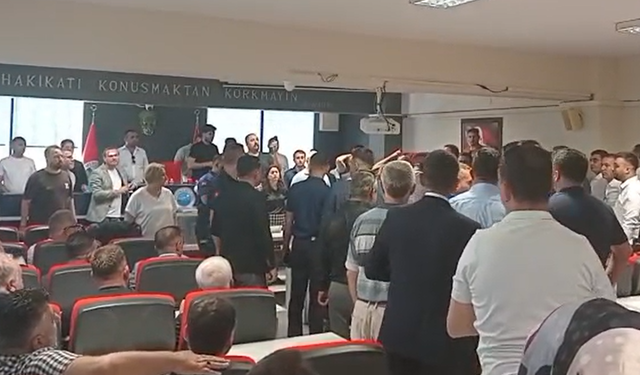 Menderes’te sandık öncesi gerilim: Salonda tansiyon yükseldi!