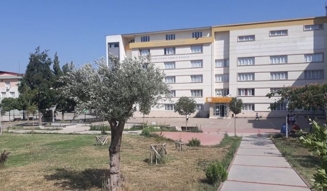 İzmir’in ödüllü lisesinde ‘müdür’ tartışması! Velilerden adeta şikayet yağdı!