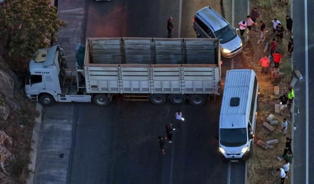 Muğla-Aydın yolunda TIR kazası! Karşı şeride geçip yolu kapattı
