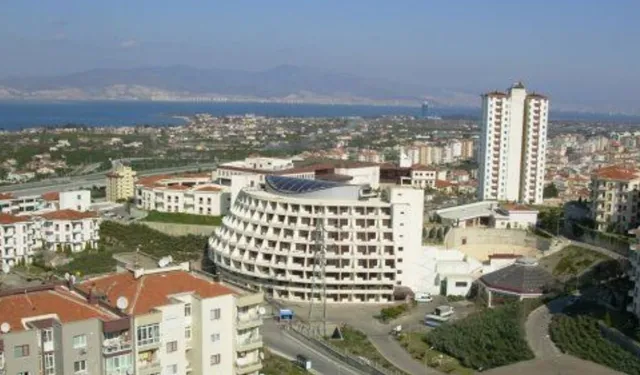 Narlıdere'de asfalt mesaisi başladı! İki mahalleyi birbirine bağlayan yol yenileniyor