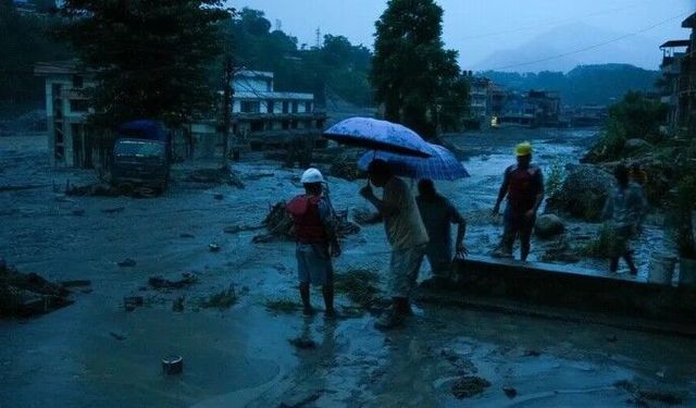 Nepal'de köyleri haritadan silen sel felaketinde bilanço ağırlaşıyor! Deprem dediler, heyelan çıktı!