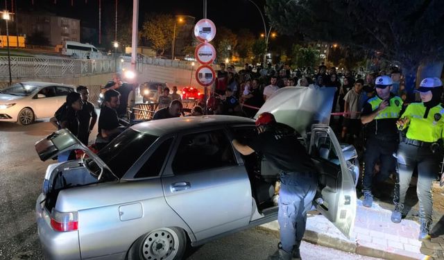 Alt geçitte korku dolu anlar! Sürücü araçta sıkıştı
