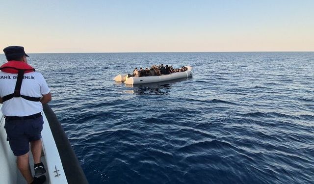 Seferihisar açıklarında düzensiz göçmen operasyonu: Lastik botta 35 kişi yakalandı