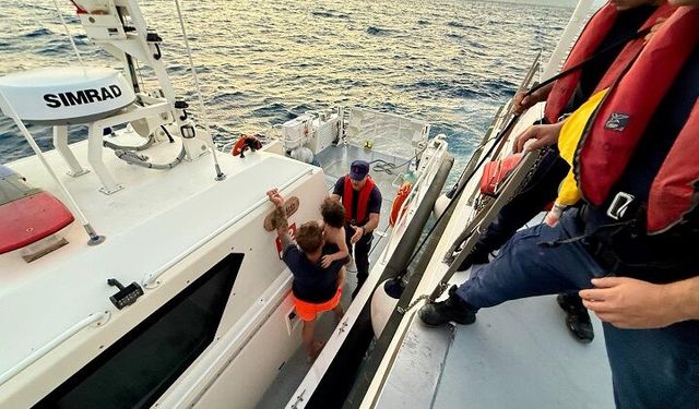 Seferihisar açıklarında korku dolu anlar! Lastik botta mahsur kalan 2 kişi ve çocuk kurtarıldı