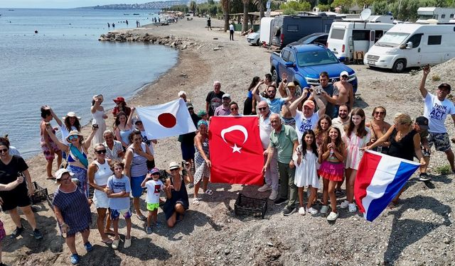 Seferihisar’da deniz ekosistemi için uluslararası dayanışma: Akarca Sahili’ne Bokashi topları bırakıldı