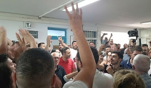 Menderes’te 7 yıl sonra gelen zafer sloganlarla kutlandı: 'Erdoğan' sesleri koridorda çınladı!