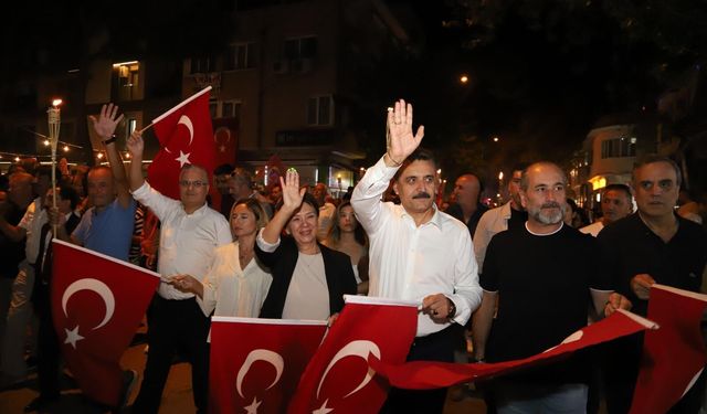 Dikili’de 14 Eylül coşkusu! 104 yıllık gurur sokaklara taştı