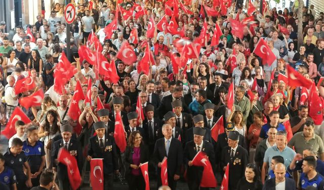 104. yıl gururu: Karşıyaka'da fener alayı ve zeybek gösterisiyle unutulmaz kutlama!