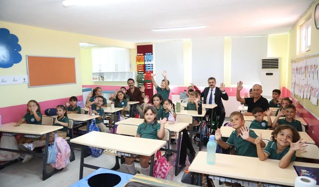 453 öğrenciye eğitim seti! Dikili Belediyesi miniklerin yanında