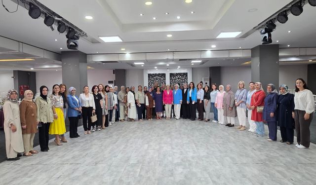 AK Parti İzmir Kadın Kolları’nda yeni dönem hazırlığı! 30 ilçede yol haritası belirlendi