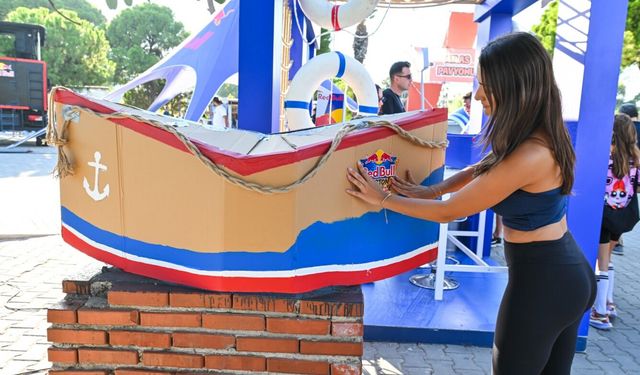 Batmamak için yarışıyorlar: İEF'te Red Bull Karton Tekne Yarışması için nefesler tutuldu