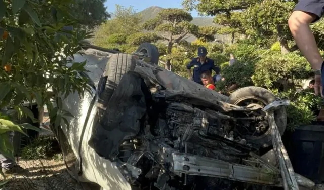 Bayındır’da feci kaza: Otomobil seraya uçtu, 3 kişi yaralandı!