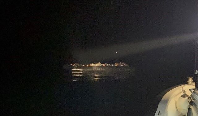 İzmir açıklarında sahil güvenlik kıskacı: Eş zamanlı operasyonlarla 59 kişi yakalandı