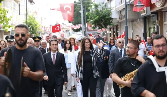 Çeşme’de 104 yıllık gurur... Kurtuluş coşkusu tüm kenti sardı!