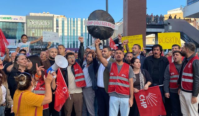 CHP Çiğli'den transfer protestosu! Özgür Özel ve Vekil Yücel'e seslenildi: "Gel bu ateşi söndür! Deniz Yücel neredesin?"