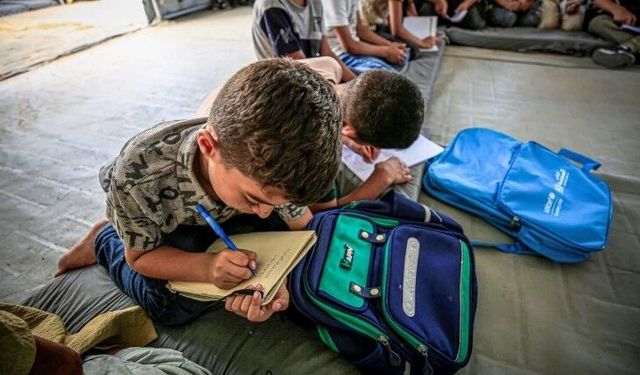 Filistinli çocuklar üç yılın ardından yeniden ders başı yaptı! Gazze'de çadır okullar devrede
