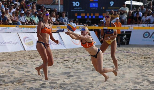 Foça’da plaj voleybolu heyecanı sona erdi! Şampiyonlar belli oldu