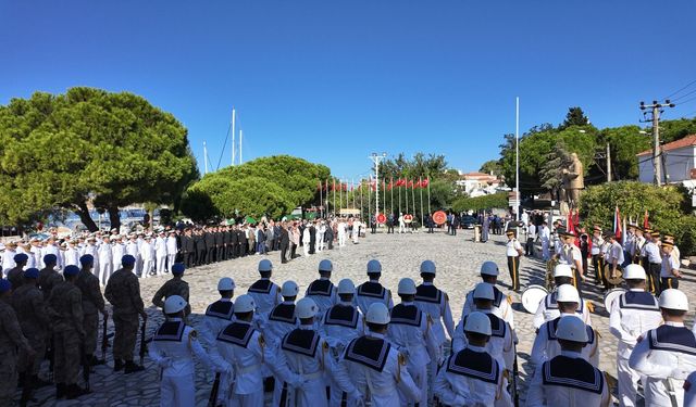 Foça'da Cumhuriyet Meydanı'nda bando sesleriyle 104. yıl gururu