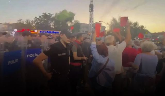 Foçalılar Başkan Fıçı'ya kırmızı kart gösterdi: Polis müdahale etti!