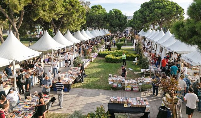 İZKİTAP Kültürpark'ta kapılarını açtı: İlk günden binlerce ziyaretçi akın etti