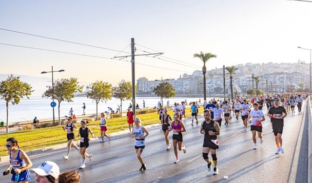 İzmir Yarı Maratonu tarihe geçti: Türkiye'nin en kalabalık ikinci koşusu oldu!