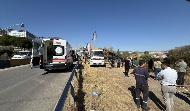 İzmir’de kontrolden çıkan otomobil çaya uçtu: Ölü ve yaralılar var