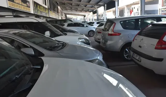 İzmir’de otomobilini satmak isterken dolandırılmaktan son anda kurtuldu: 'Sahte noter' oyunu bozuldu