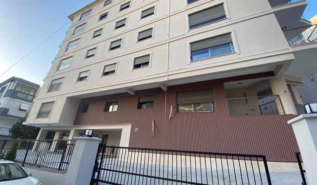 Karabağlar'da kentsel dönüşüm kabusu: Yaptığı evi su basıyor, istenen zam bitmiyor