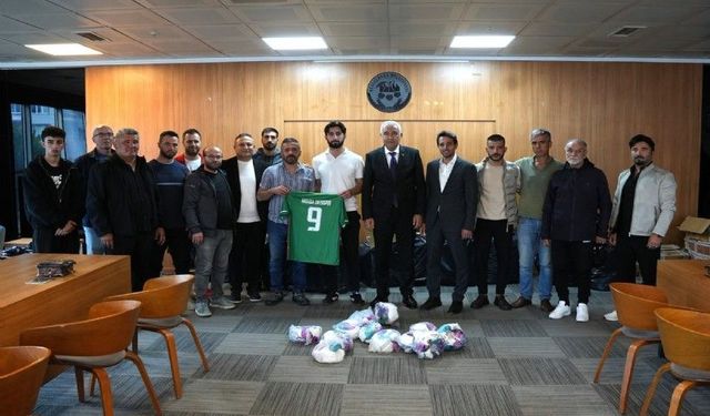 Kemalpaşa Belediyesi’nden amatör spora tam destek: 15 kulüp ve güreş takımına malzeme yardımı!