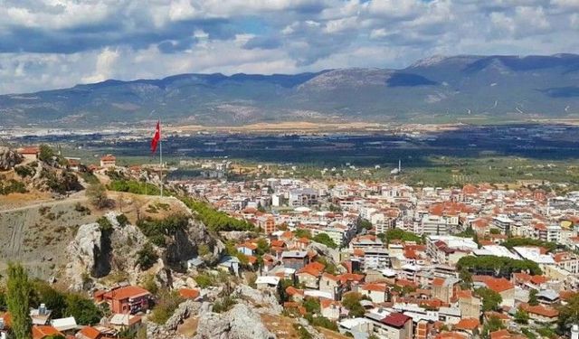 Kemalpaşa’da ‘kırsal statü’ isyanı! Ekmekleri kahvede satılıyor, faturası Kordonla yarışıyor