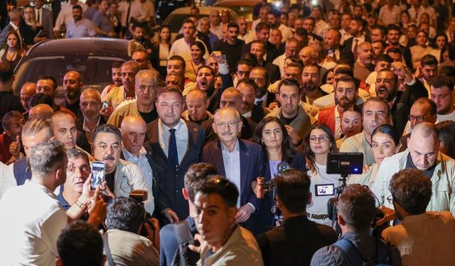 Kılıçdaroğlu Bostanlı’da vatandaşlarla birlikte yürüdü