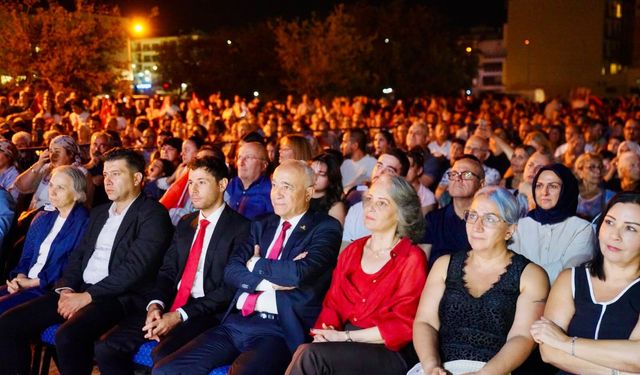 Seferihisar’ın kurtuluşunda 104. yıl gururu! Niran Ünsal coşkuyu zirveye taşıdı