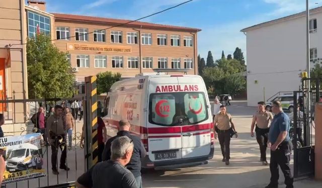 Manisa'da lise önünde silahlı saldırı! Yaralı öğrenciler var