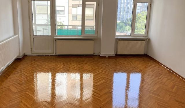Matlaşan parkelere çözüm: Ev yapımı karışım ayna gibi parlatıyor