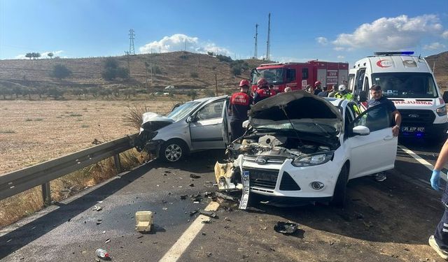 Ödemiş’te iki otomobil çarpıştı: 1’i çocuk 6 kişi yaralandı