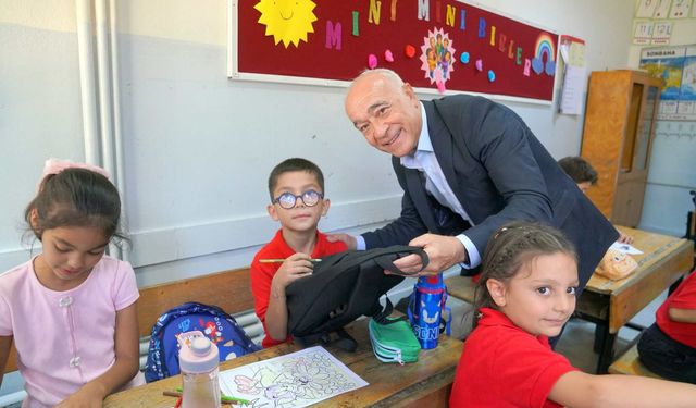 Ders zili çaldı, destek geldi! Seferihisar’da öğrencilere çanta