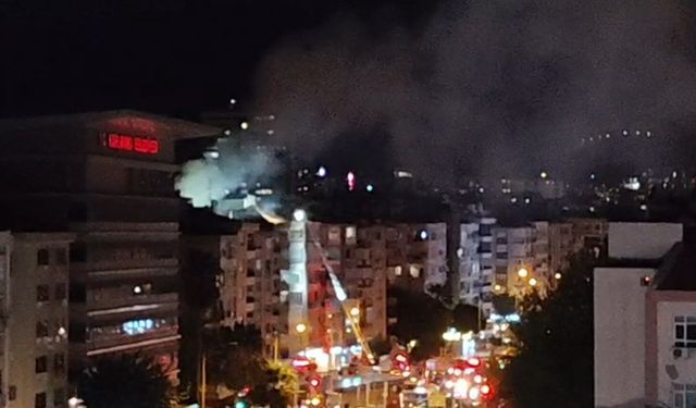 SON DAKİKA!! Karşıyaka Belediyesi yakınında bir binadan dumanlar yükseldi