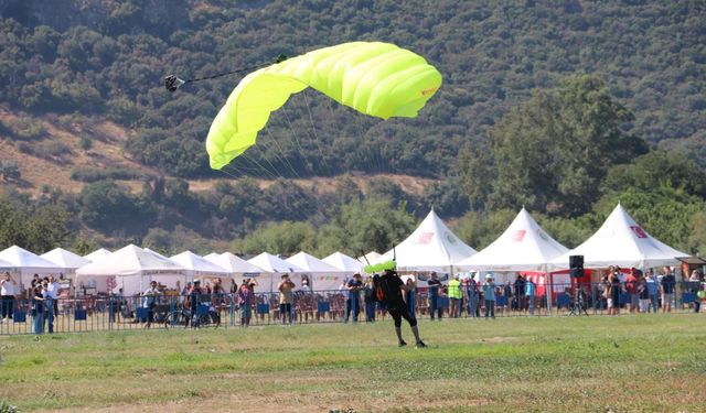 Uçaklar, paraşütler, balonlar… Selçuk’ta gökyüzü şovu