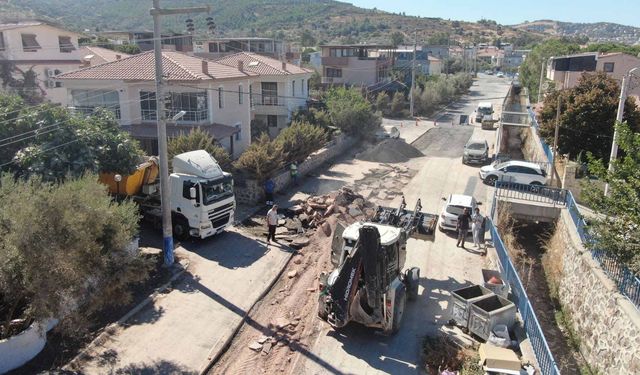 Foça’da ulaşım için büyük hamle! Binlerce metrekarelik yol çalışması