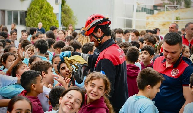 Urla'da itfaiyeden gerçeğini aratmayan yangın ve kurtarma tatbikatı!