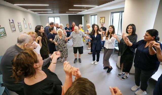 Karşıyaka’da çınarlara özel gün: Pasta kesildi, müzik ve dansla kutlandı