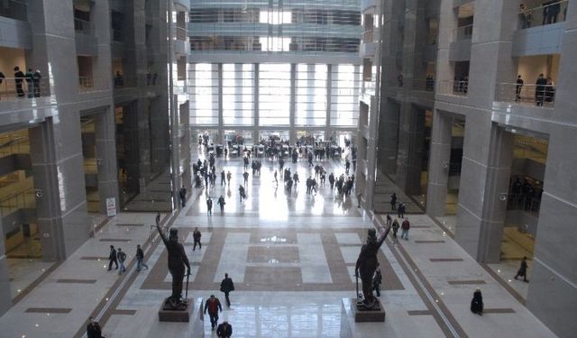 Dolandırıcının kartvizitinde 'başbakanlık' unvanı yer aldı: Adliye içindeki pazarlığa suçüstü!