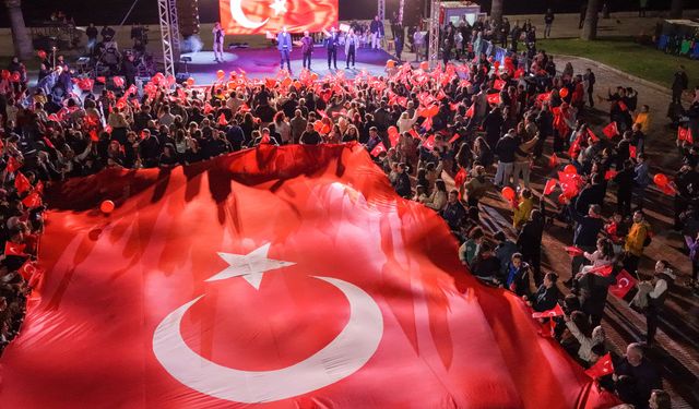 Aliağa’da Cumhuriyet Bayramı coşkusu meydanlara taştı: Fener alayına binlerce vatandaş katıldı