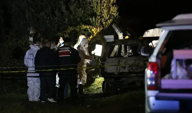 Adli Tıp kimliğini ve ölüm nedenini çözecek: Alev topuna dönen araçtan erkek cesedi çıktı!