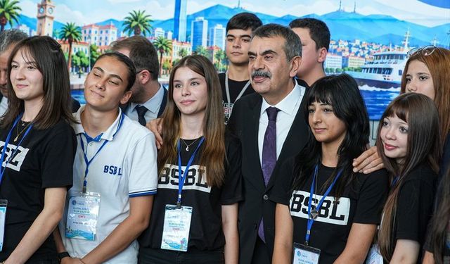 Bakan Tekin İzmir’de gençlerle buluştu: "Çocuklarımıza yaşanılabilir bir çevre bırakmalıyız"