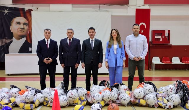 Bayraklı’da 51 okula 1,5 milyon TL’lik spor malzemesi desteği!