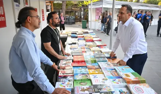 Bornova’da 10 günlük kültür şöleni sona erdi: Homeros Kitap Günleri’ne rekor katılım!
