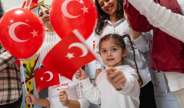 Bornova’da Cumhuriyet coşkusu miniklerin sesiyle yükseldi: Nevzat Kavalar Kültür Merkezi'nde "Retro" rüzgarı!